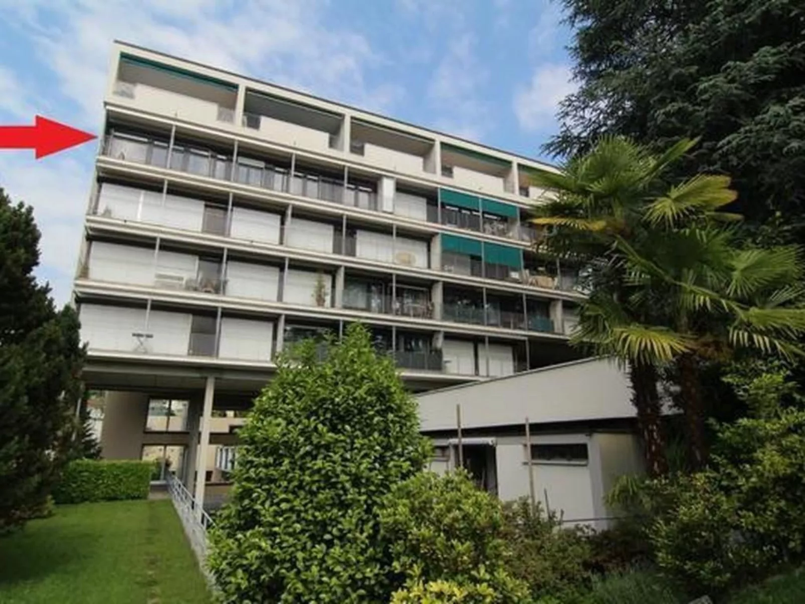 Mit Panorama-Sicht und Schwimmbad-Buiten