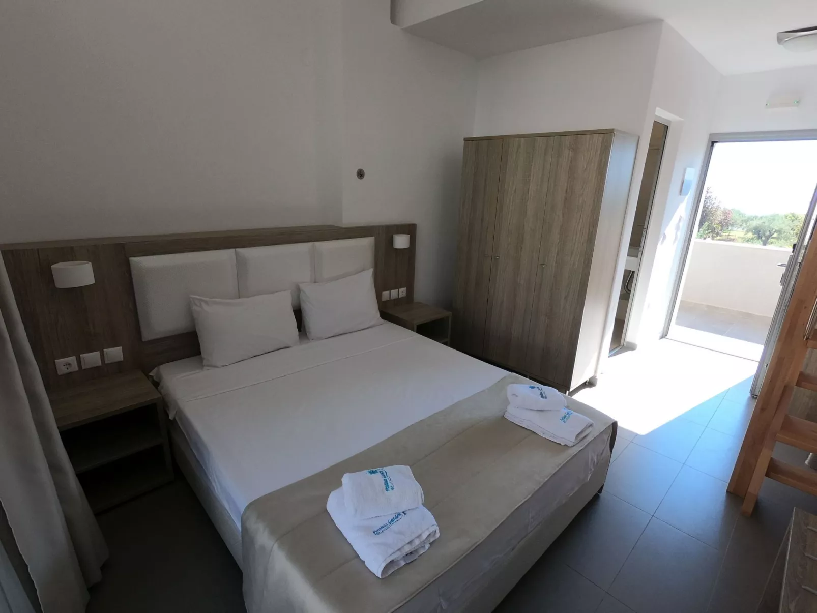 Finikas Garden Nikit-Binnen