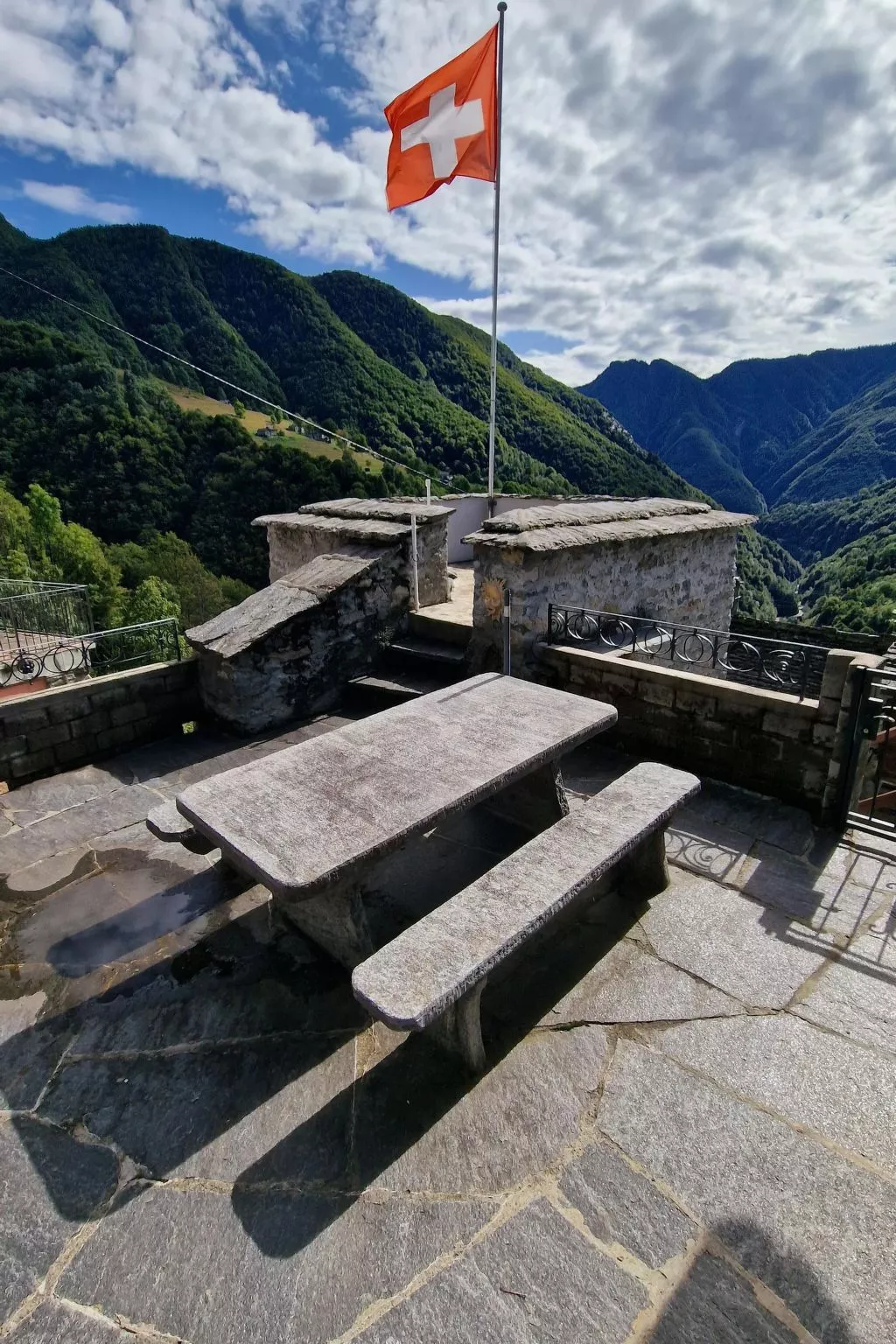 Chalet in den sonnigen Schweizer Südalpen-Binnen