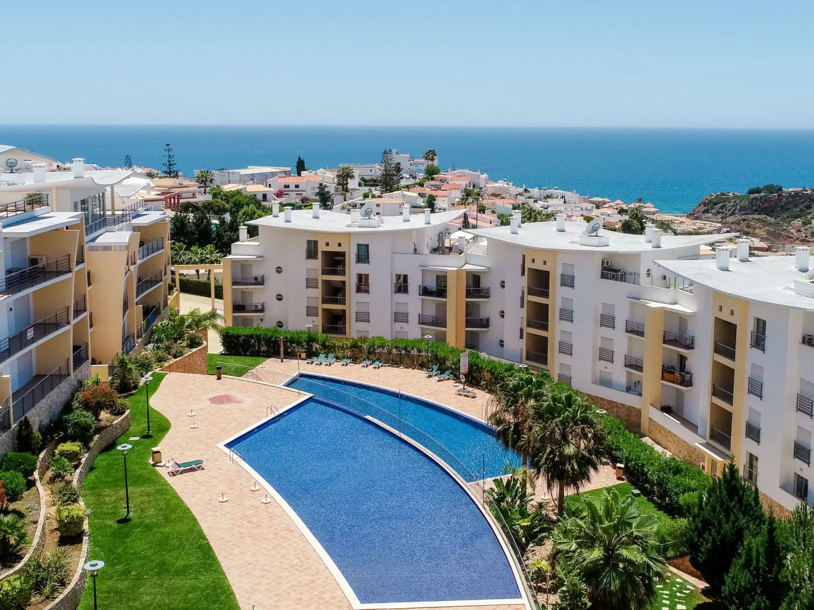 BnB Homes Wohnung mit Terrasse und Schwimmbad-Buiten