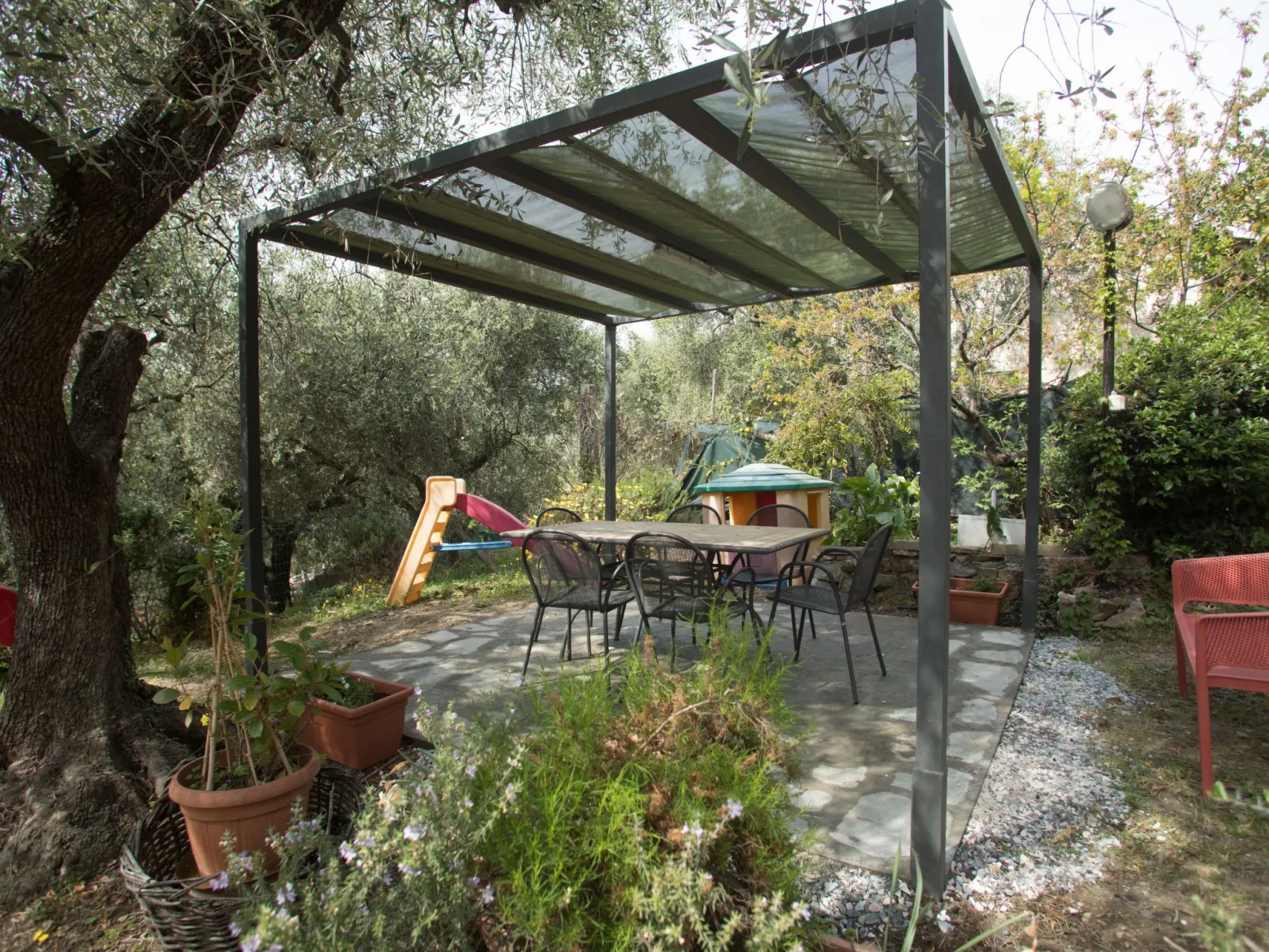 Charmantes Appartment in Diano San Pietro-Buiten