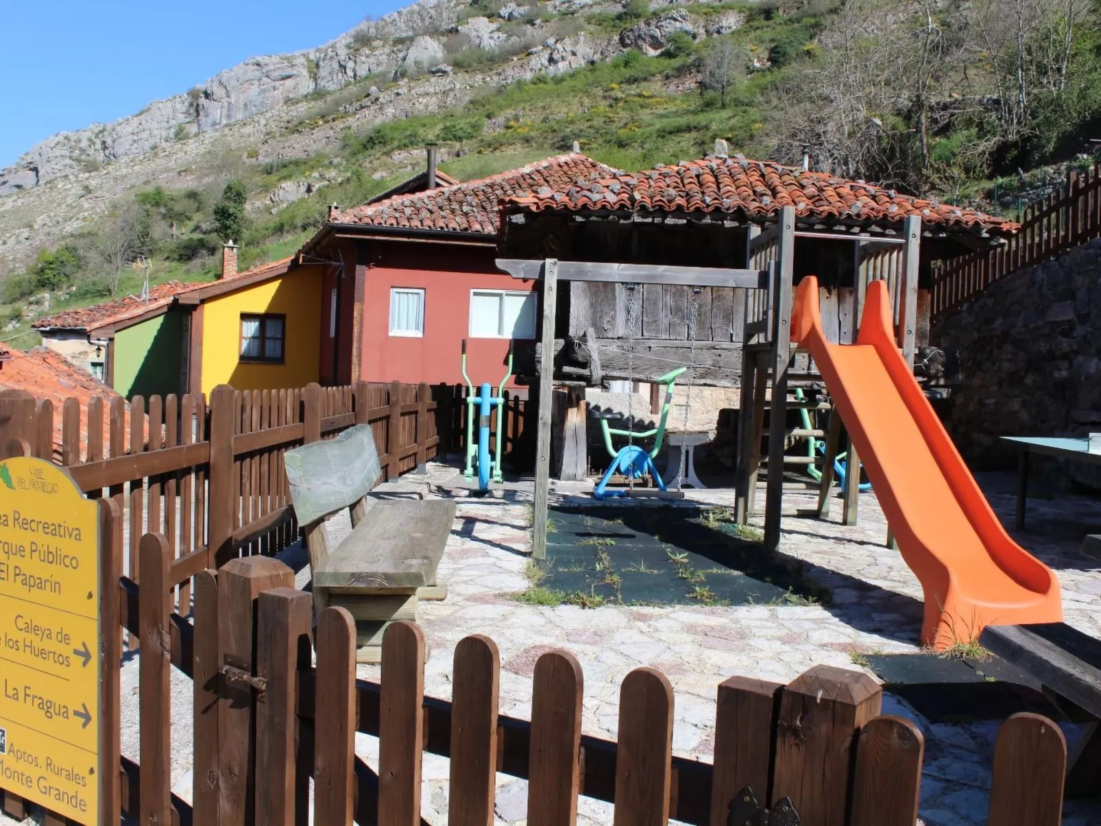 Berghütte mit Terrasse, Kamin und Jacuzzi-Binnen