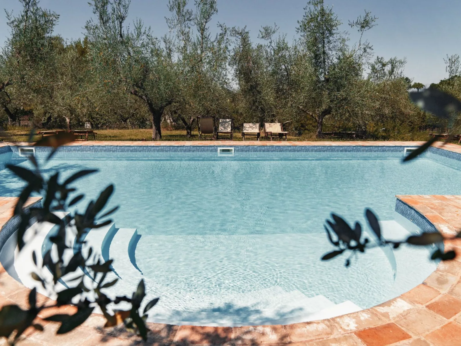 Mit Garten und Schwimmbad in den Hügeln der Marken.-Buiten