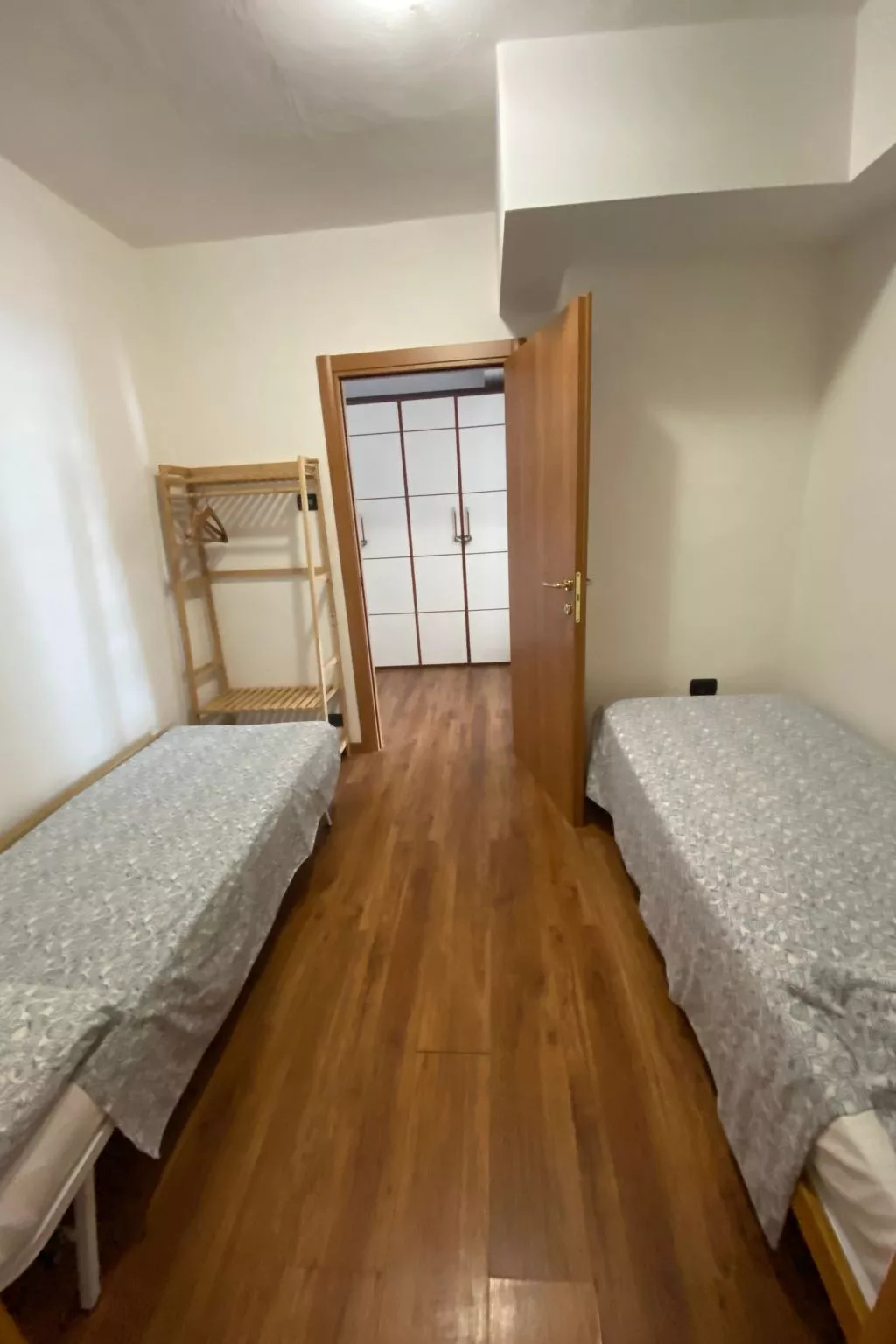 Mit Blick auf den Comer See-Binnen