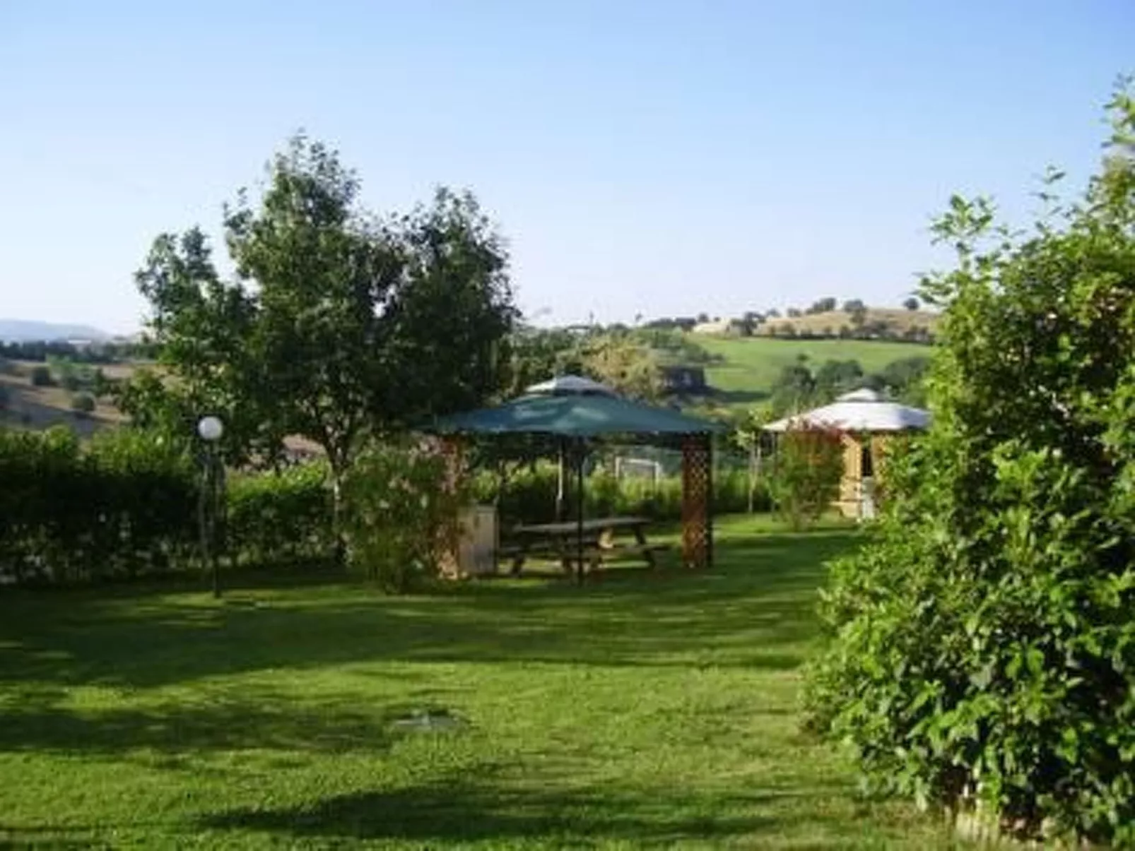 'Granatapfel' mit Schwimmbad-Buiten