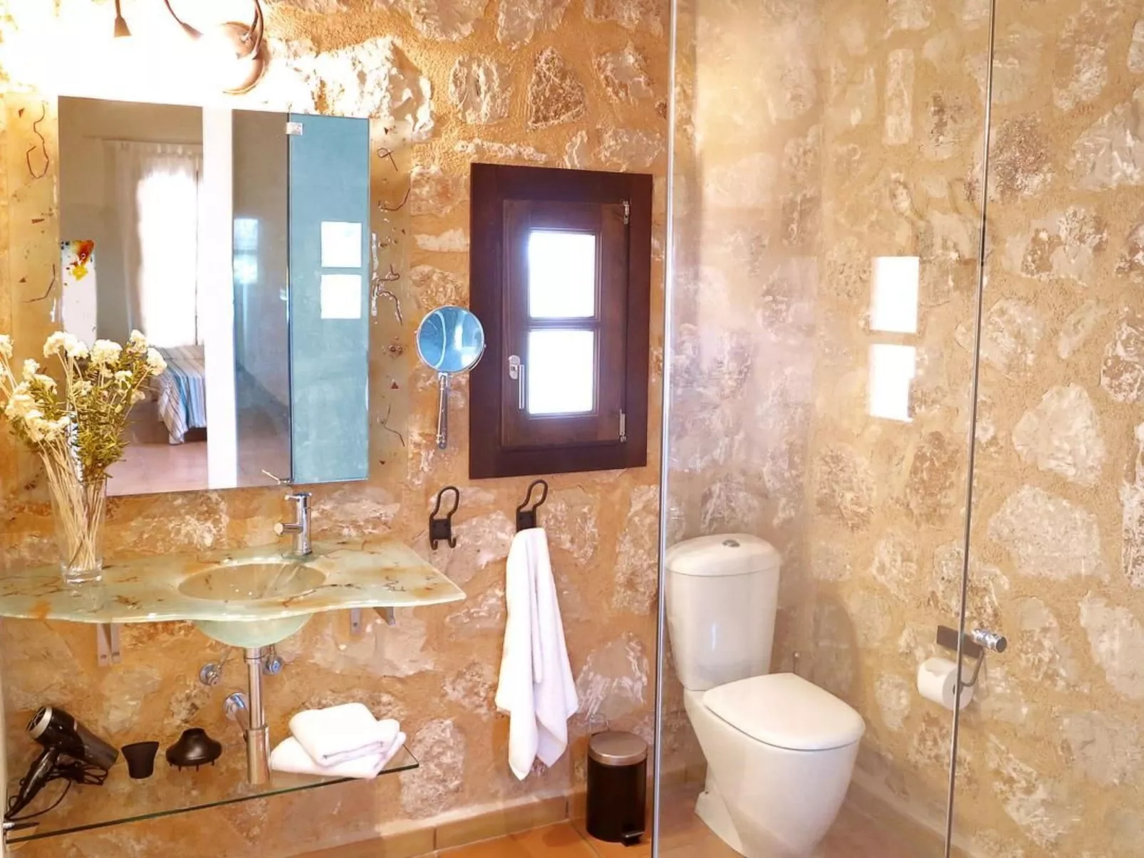 Mit großem Pool,  parkähnlichen Garten-Binnen