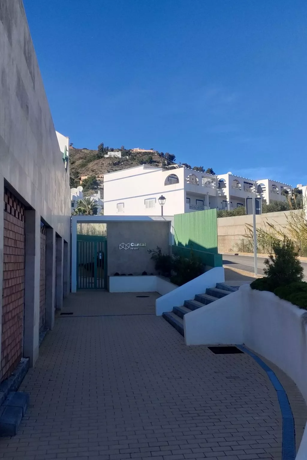 "La Invincible Moja" (Die unbesiegbare Moja)-Buiten