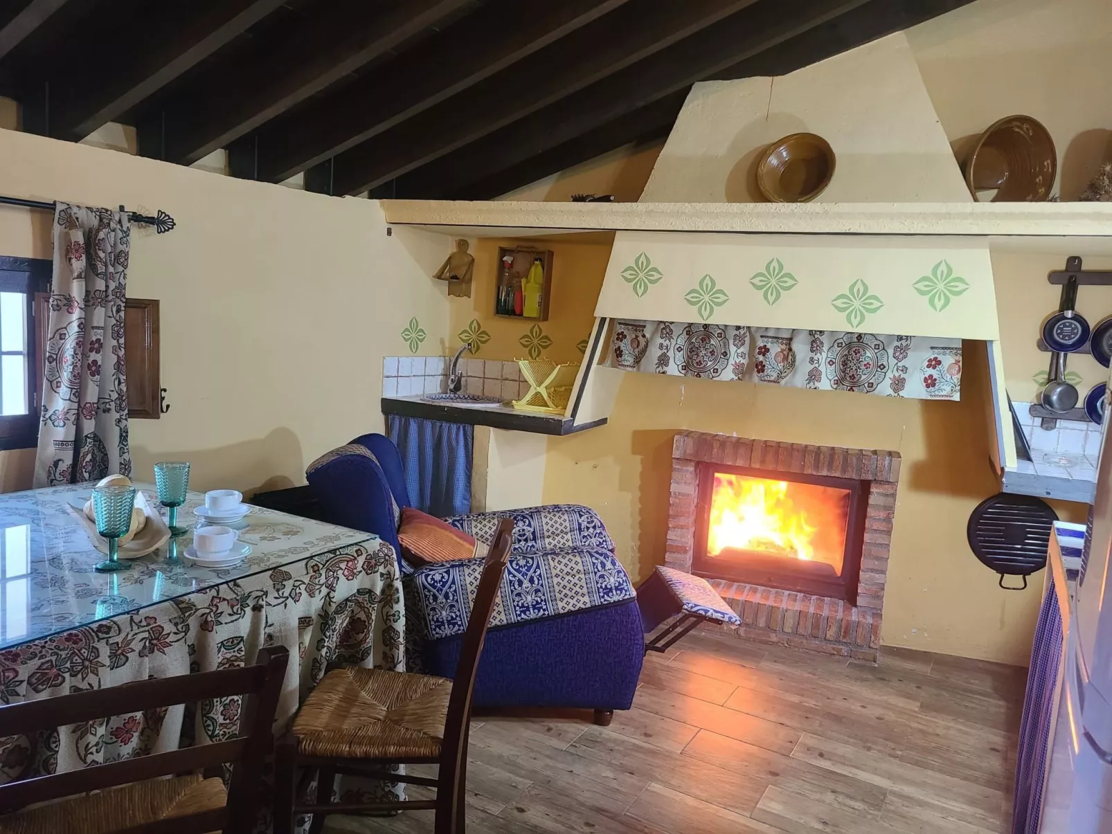 Schöne Ferienwohnung in Iznájar mit Garten, Terrasse und Grill-Binnen