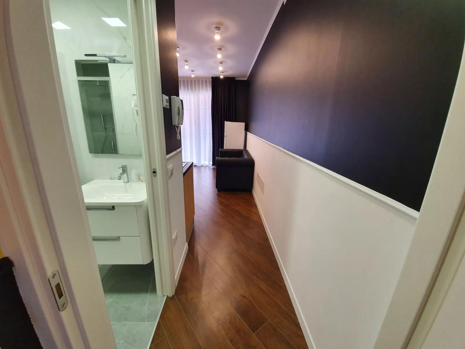 Moderne Ferienwohnung mit Balkon-Image-tags.info