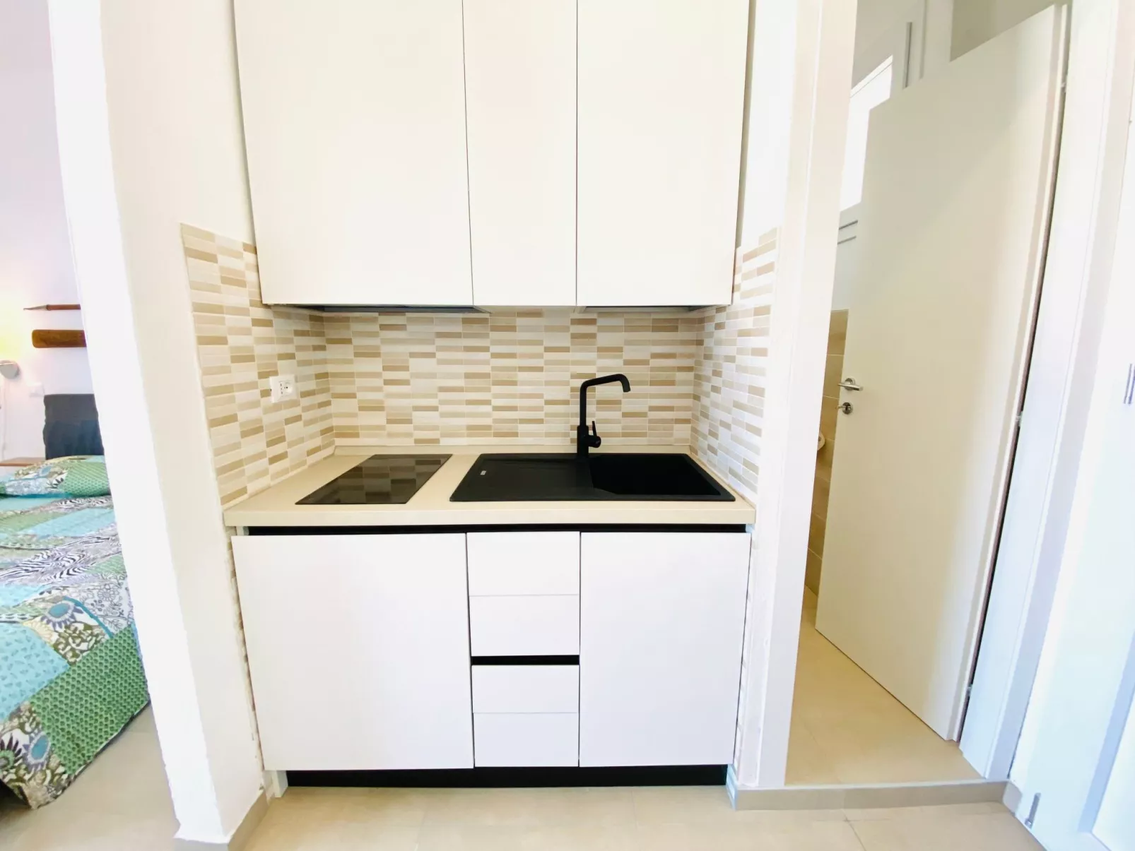 Modernes renoviertes Studio-Apartment mit Meerblick-Binnen