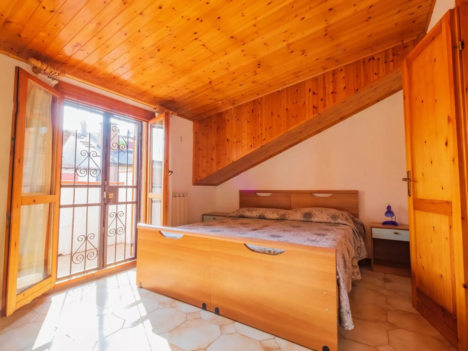 Vier-Zimmer-Villa, vertikal, 2 Bäder-Binnen