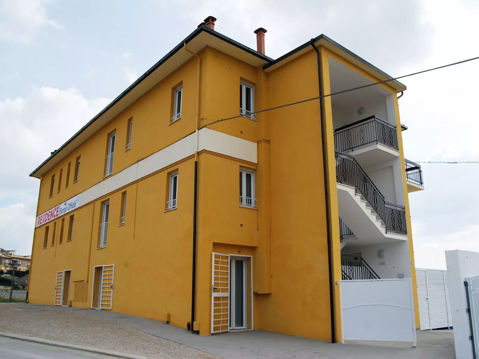 Residenz Borgo Offida mit großem Garten-Buiten