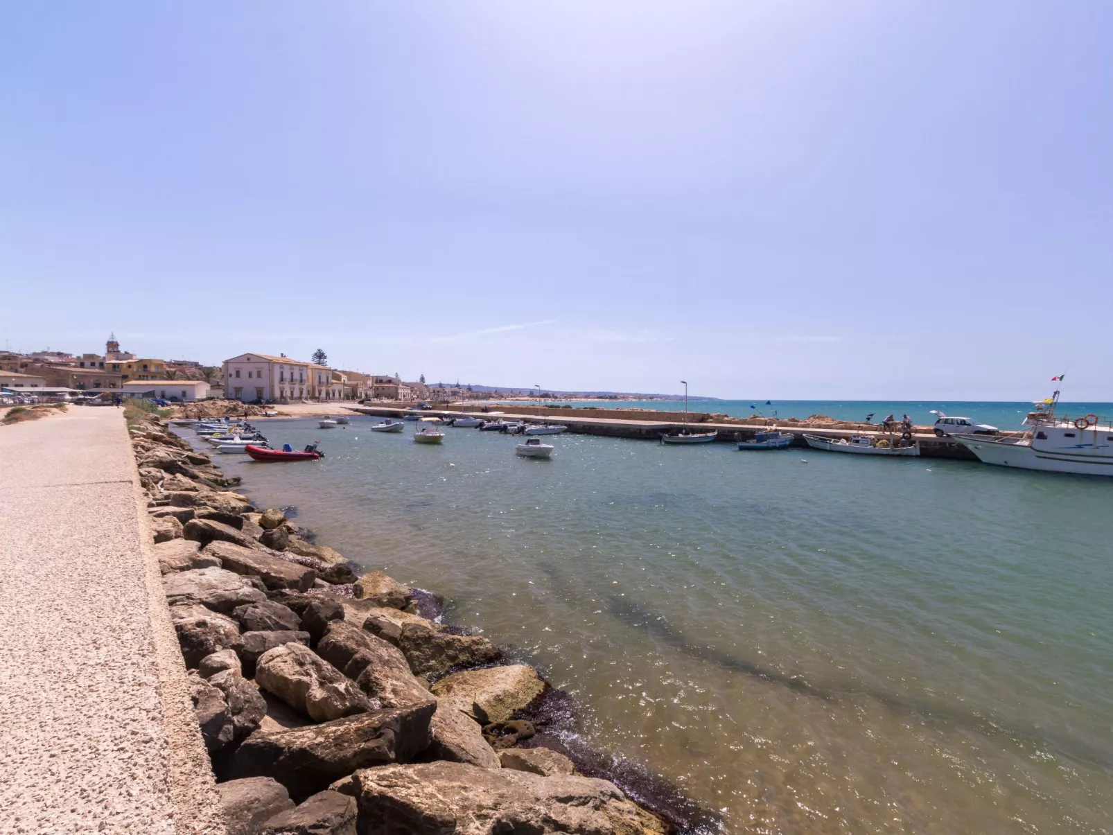 Appartement in Donnalucata mit Möblierter Terrasse und Meerblick-Binnen