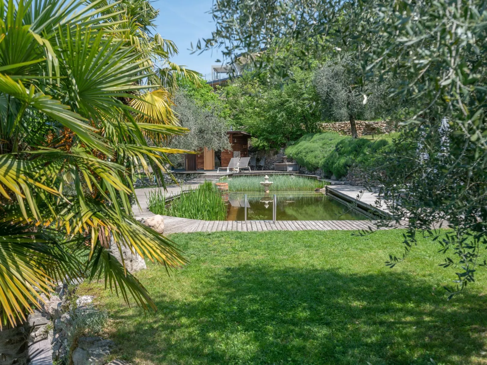 Villa mit schönem Seepanorama und Naturteich-Binnen