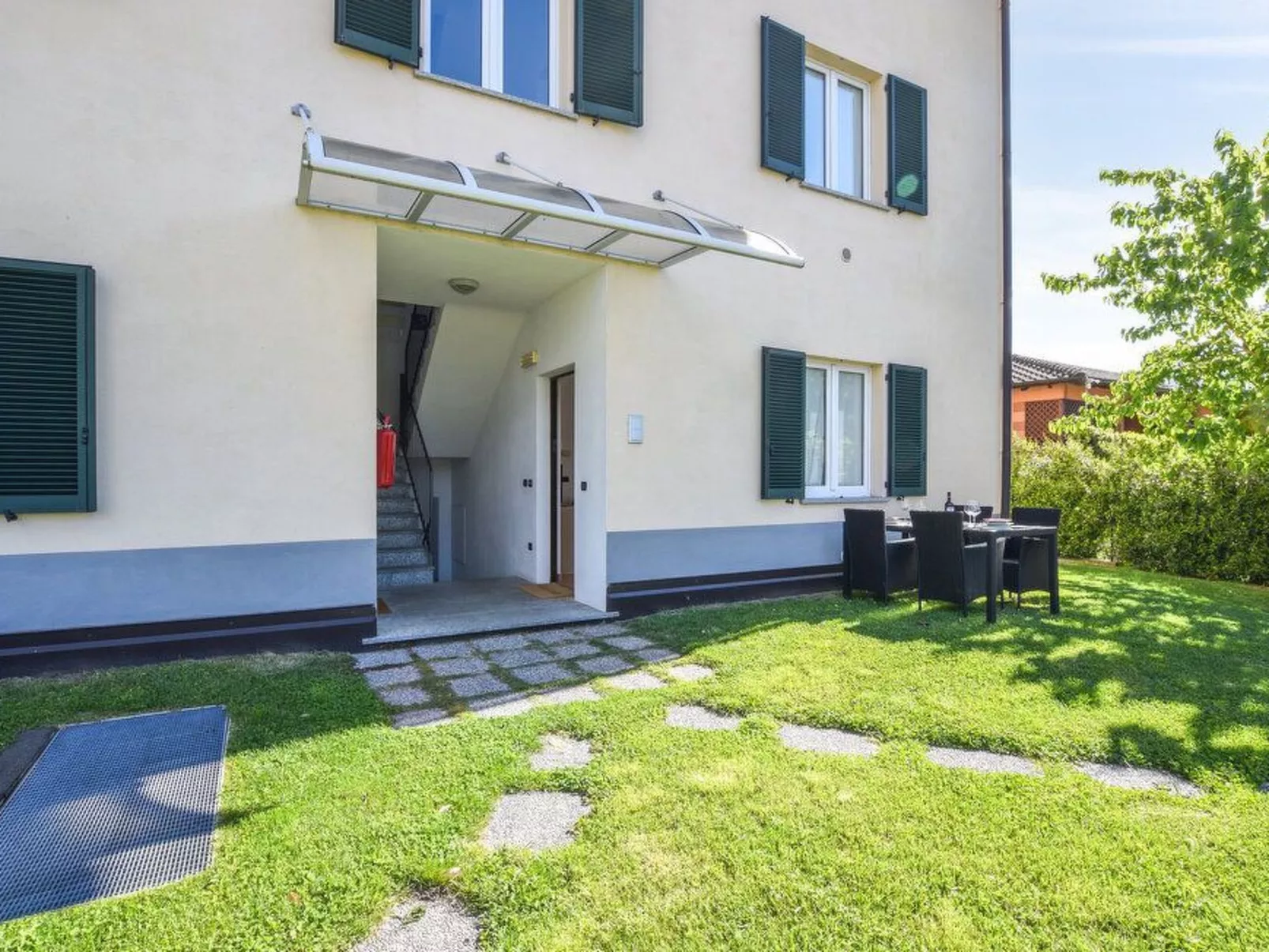 Angenehme Wohnung mit Garten und Pool-Buiten