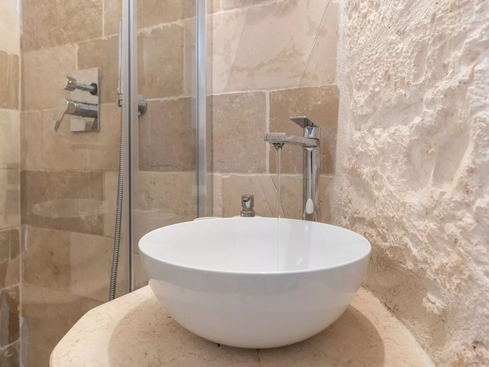 Oma Im Haus in der Mitte-Binnen