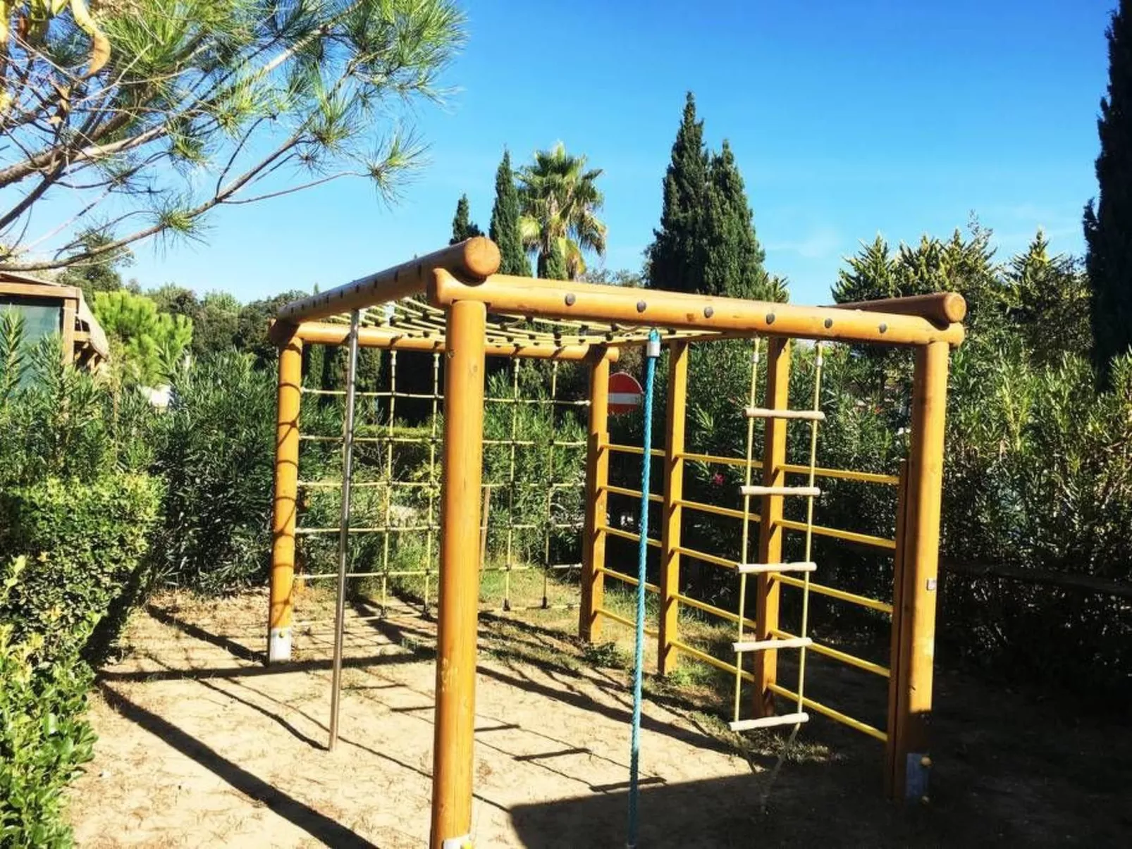 Mobilheim auf einem Campingplatz in der Nähe des Meeres und Pisa-Buiten