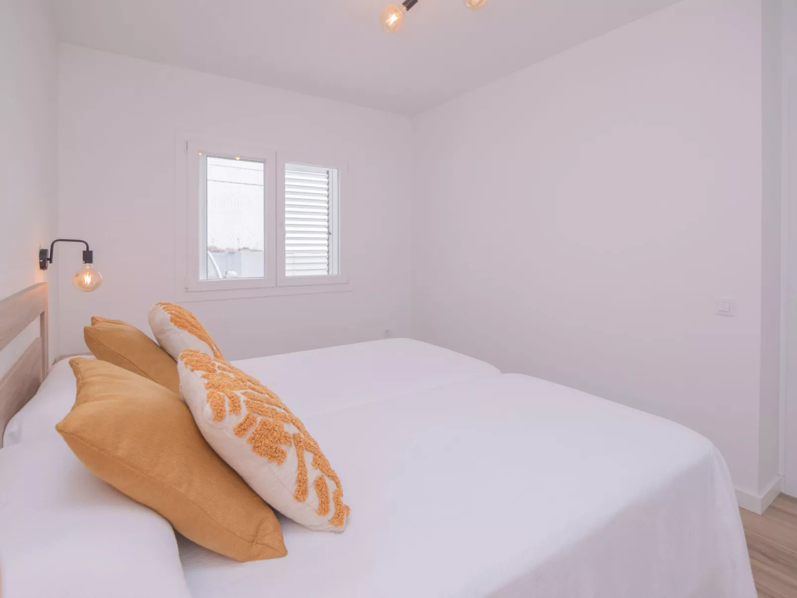 Modernes und helles Ferienhaus direkt am Meer, mit zwei großen Terrassen, Garte-Binnen