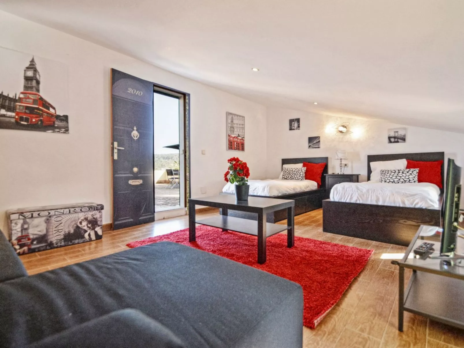 Schöne Villa mit Pool und Garten-Image-tags.info