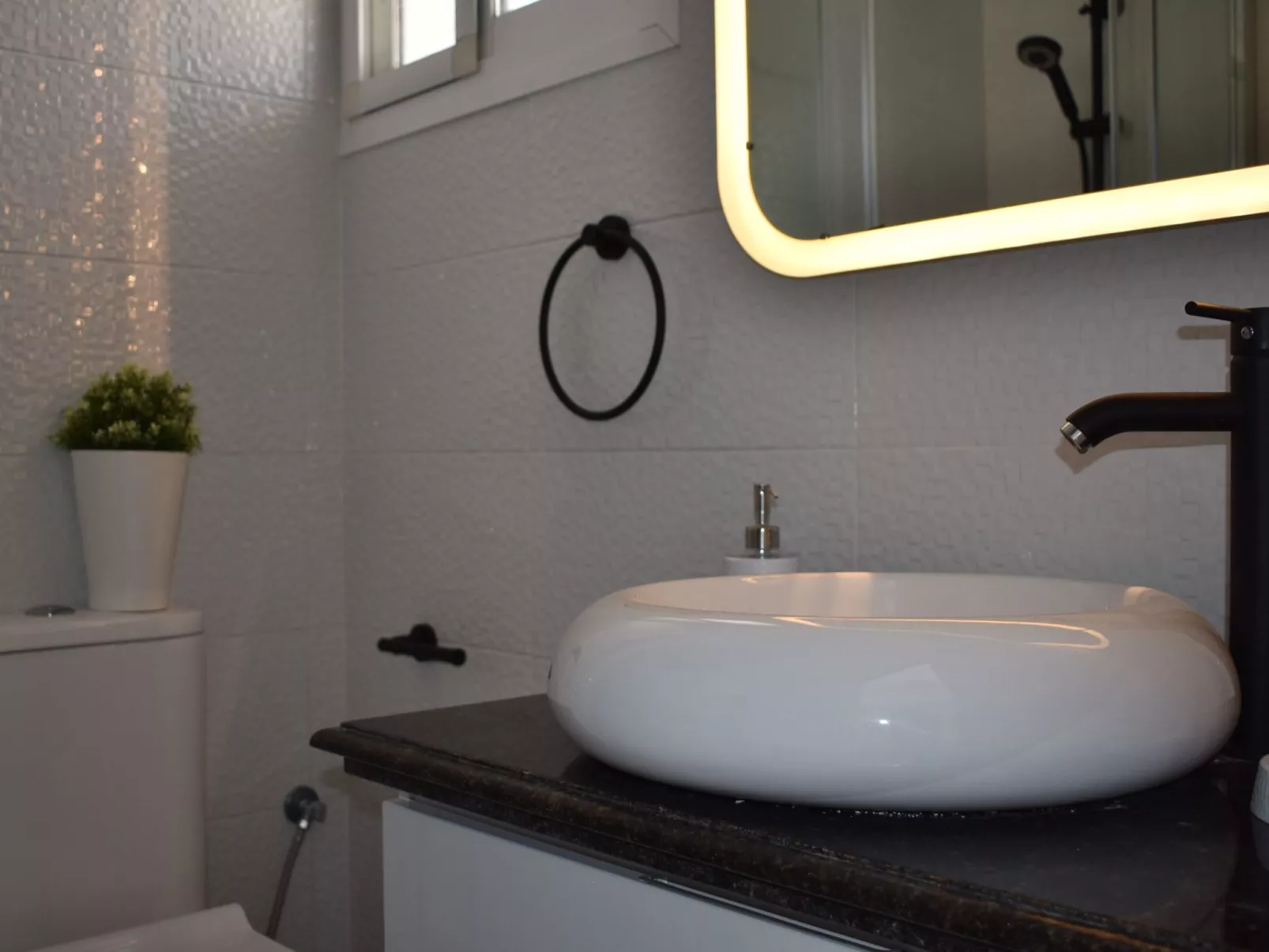 Helle und renovierte Ferienwohnung mit Balkon und tollem Blick auf das Meer-Binnen