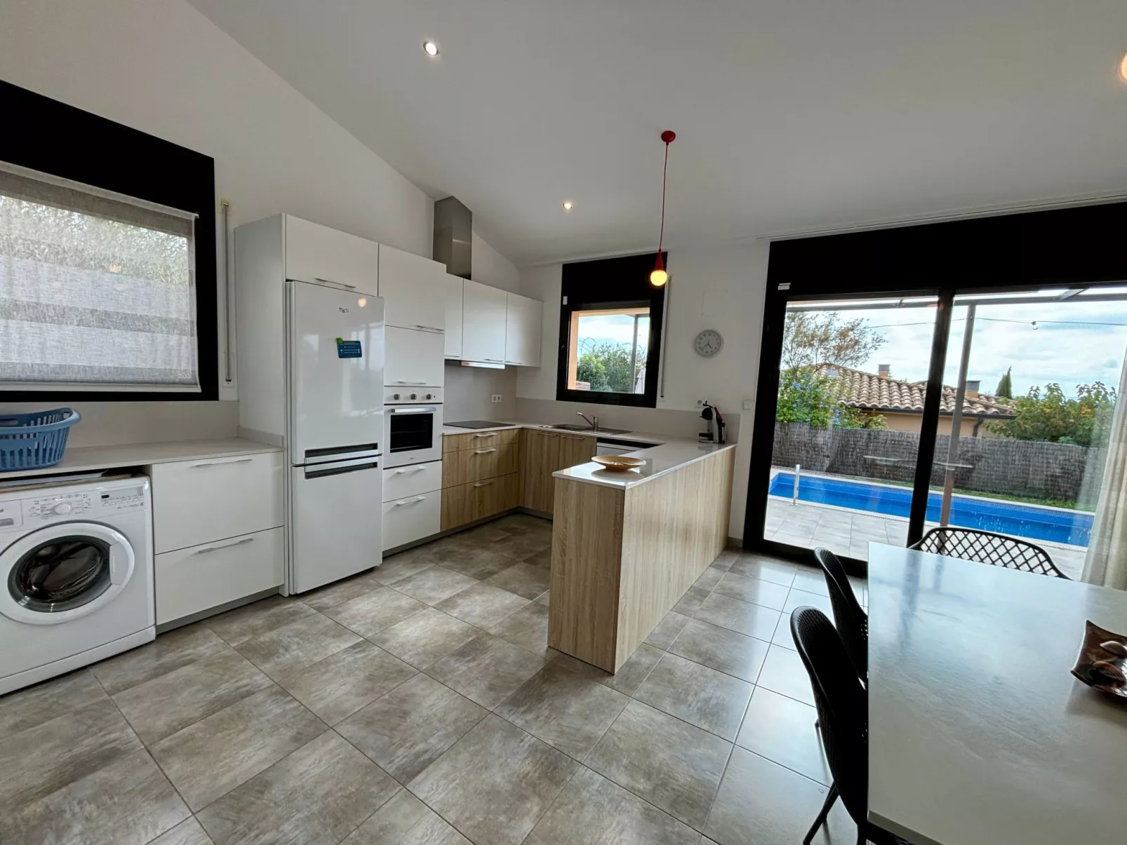 Lichtdurchflutete Ferienvilla mit Pool-Binnen