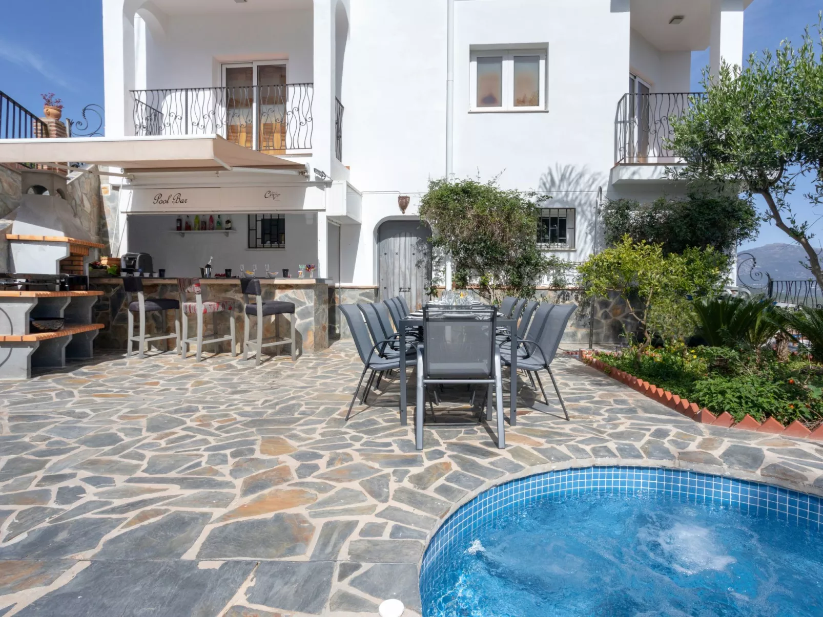 Spa-Spielzimmer mit Außen-Whirlpool und Schwimmbad-Buiten