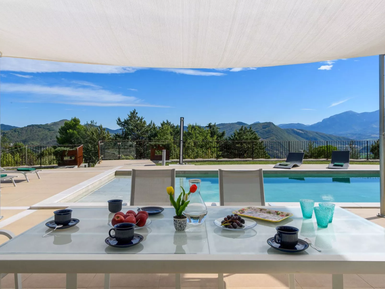 Villa Montefalcone, Außen- und Innenpool-Buiten