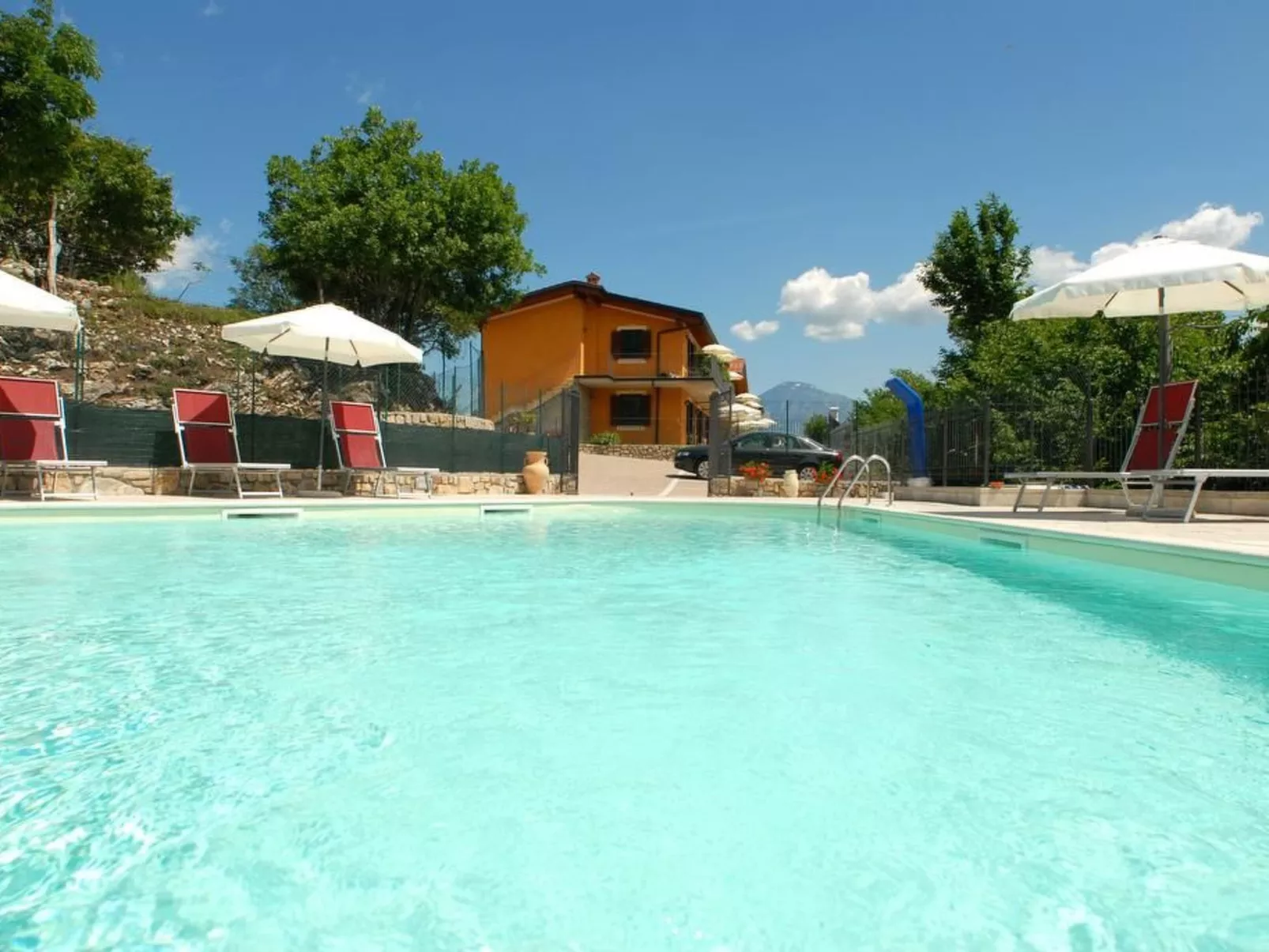 "Dreizimmerwohnung mit Balkon-Buiten