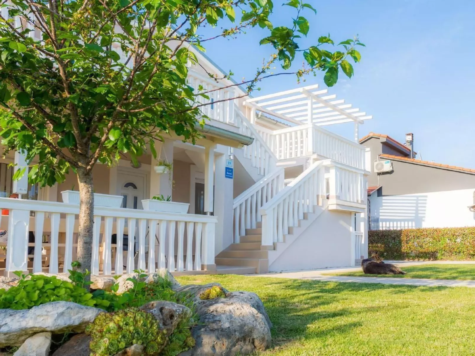 Mit Jacuzzi in Villa mit Parkplatz-Buiten