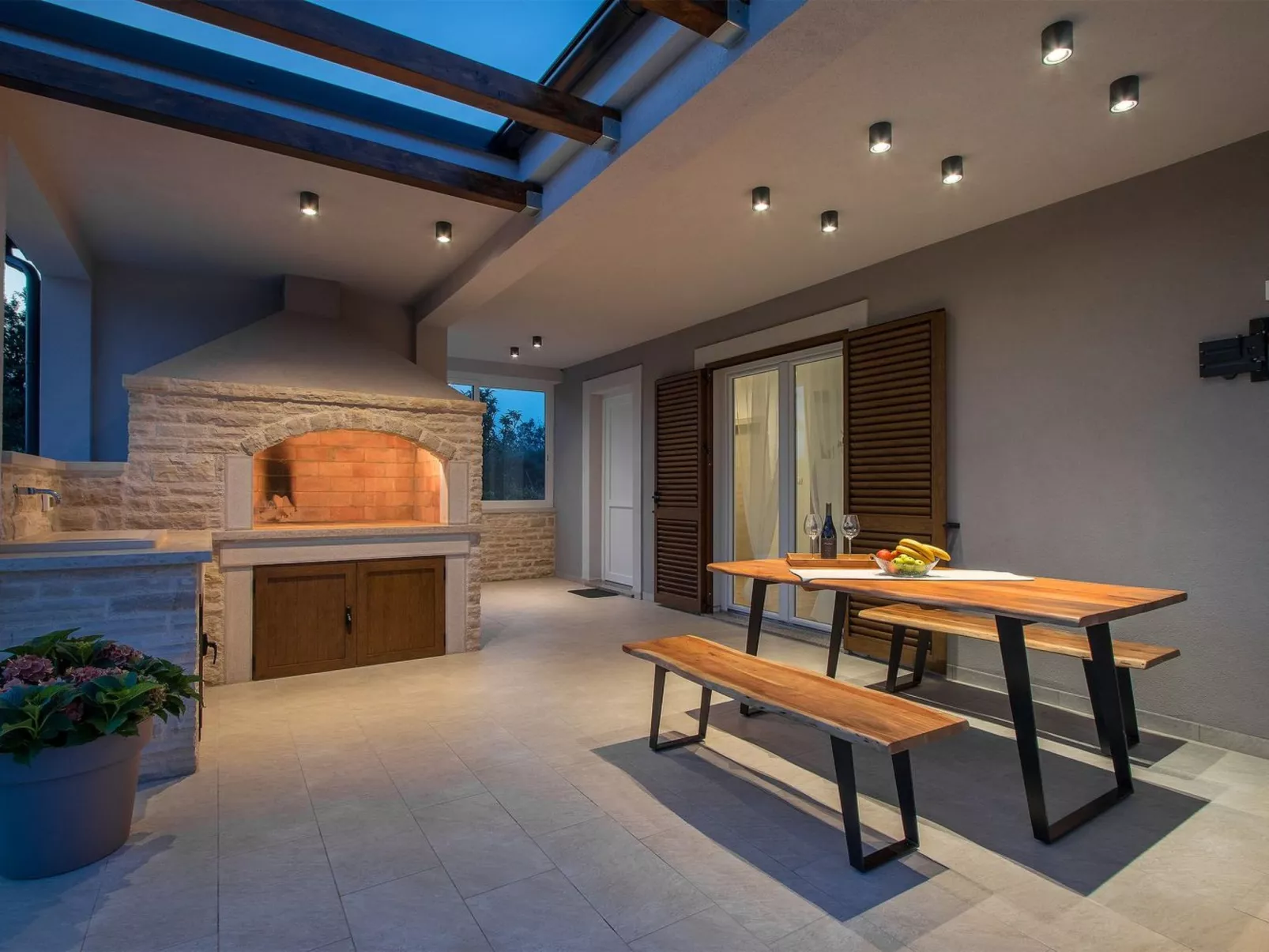 In Pomer mit Parkplatz-Binnen