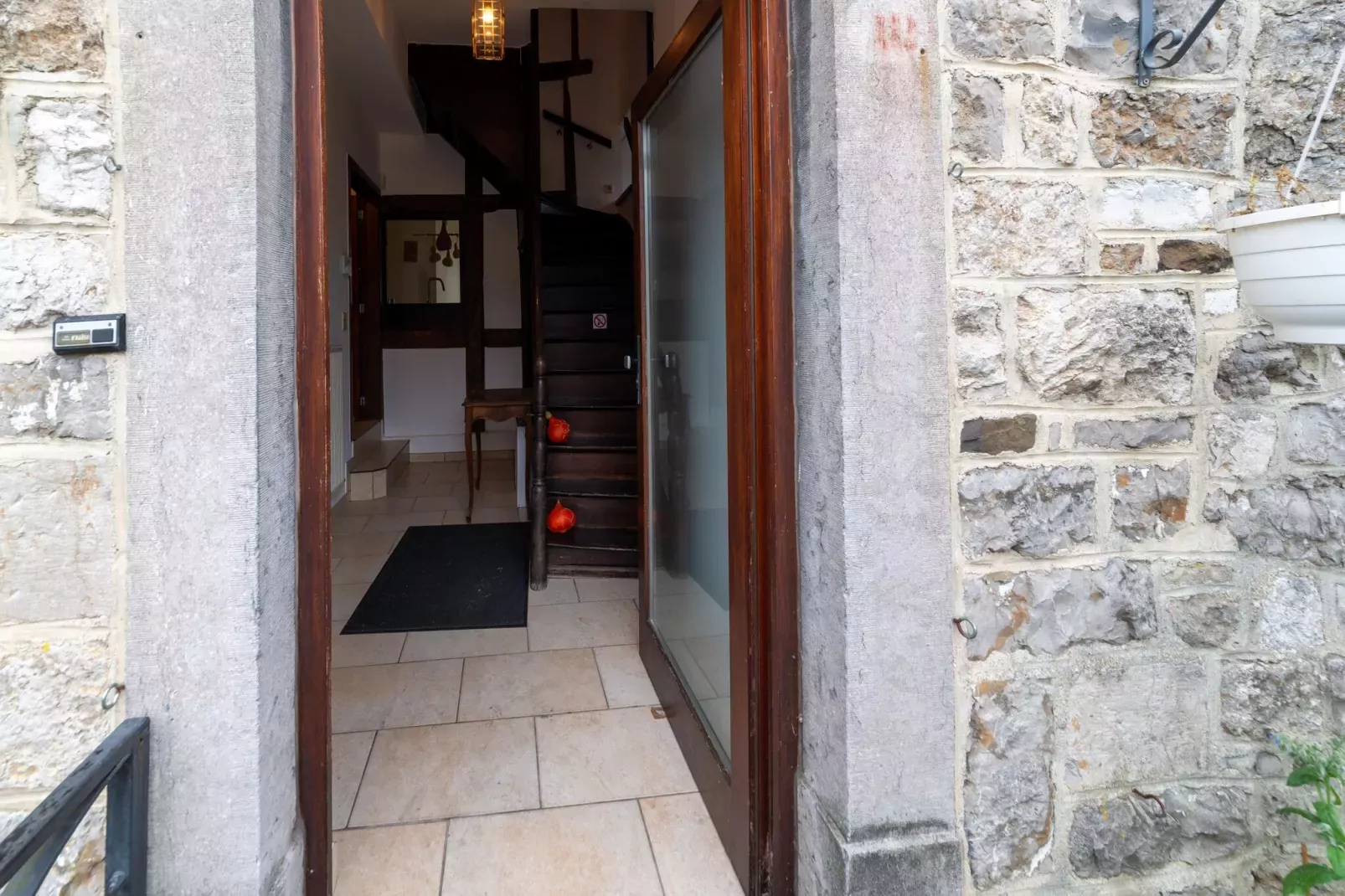 Magnifique habitation pour 5 adultes avec piscine intérieure-Hal-ontvangst
