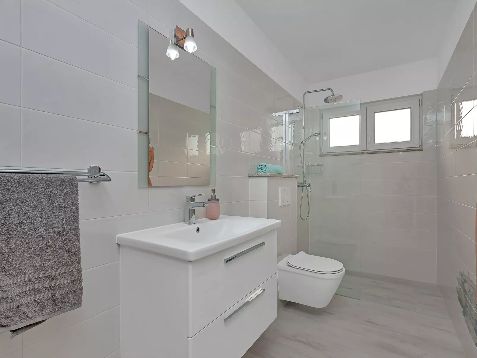 Villa mit beheiztem Pool und fünf Schlafzimmer-Binnen