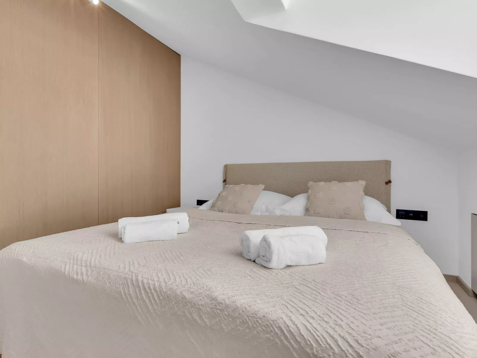 Penthouse Nikolina-50m to beach-Binnen