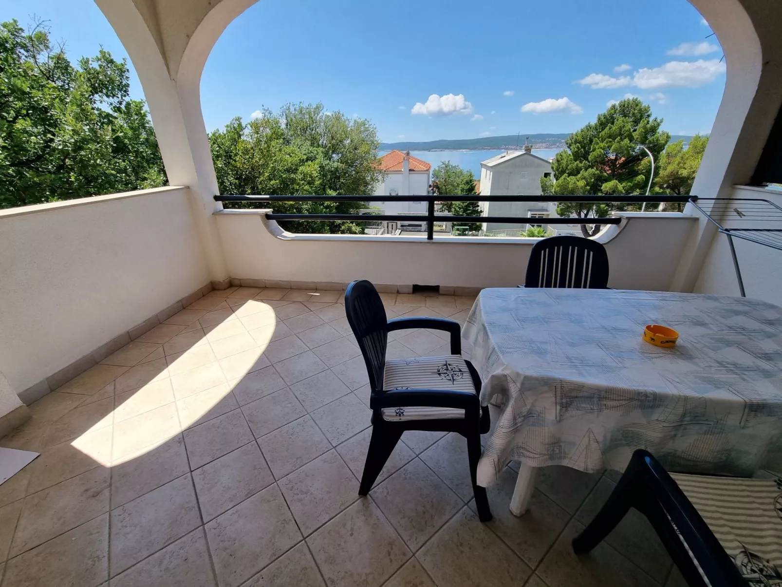 "Bruno" mit Blick auf das Wasser-Image-tags.info