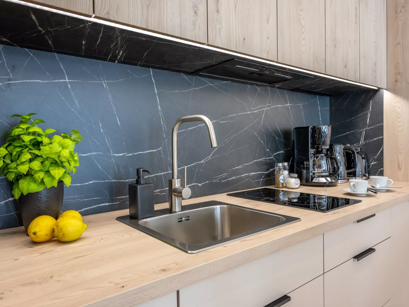 In den Sun Towers am Meer-Image-tags.info