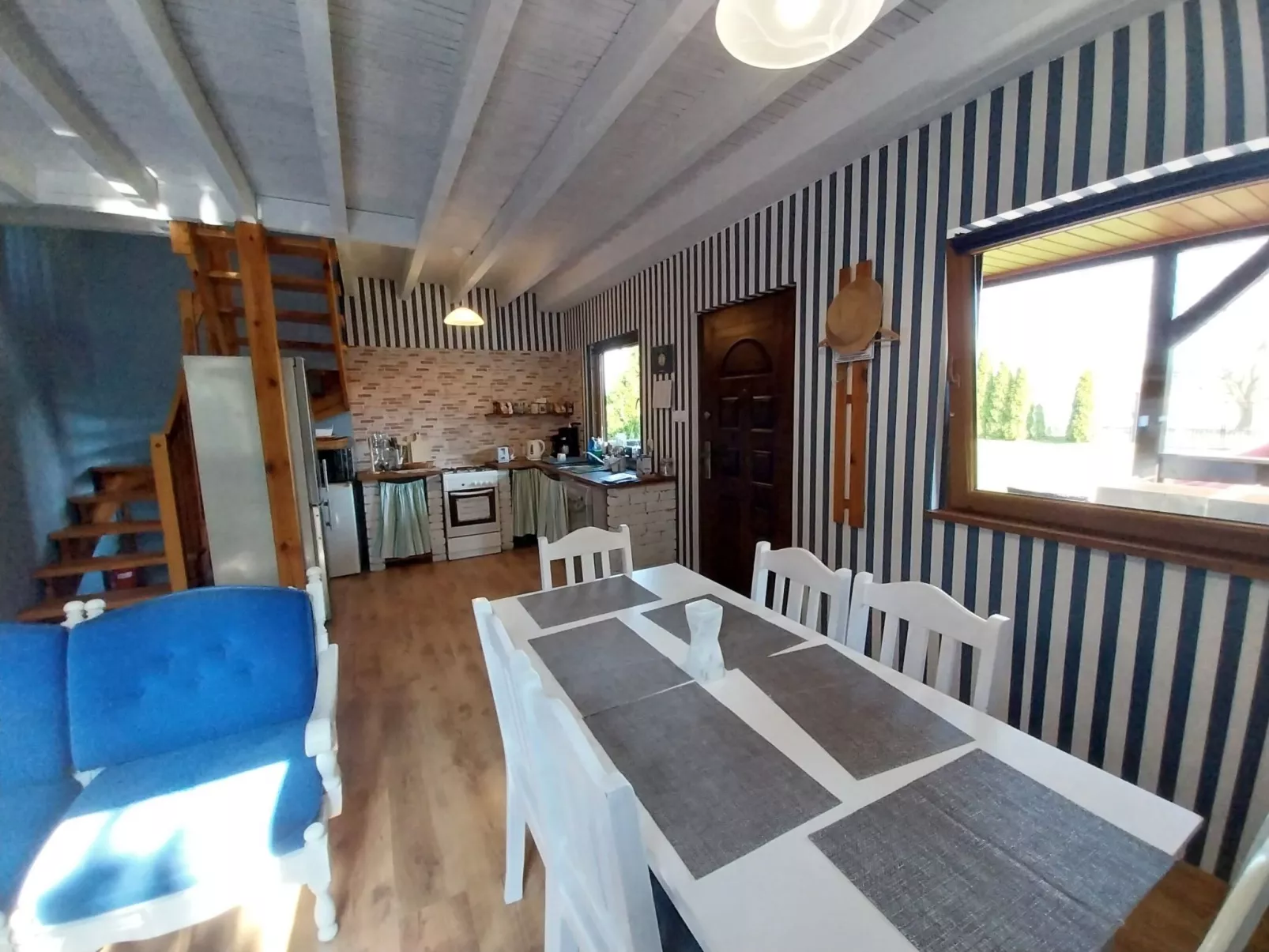 Auf einer Insel-Binnen