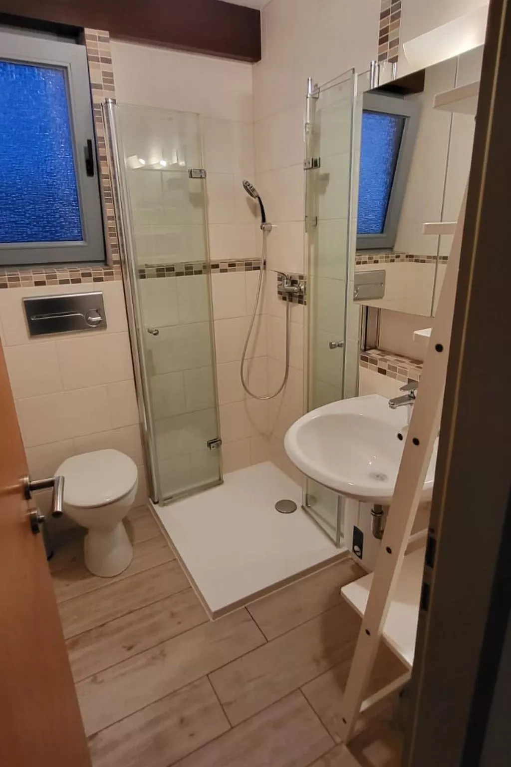 Unmittelbar hinter dem Deich gelegenes Nurdachhaus-Binnen