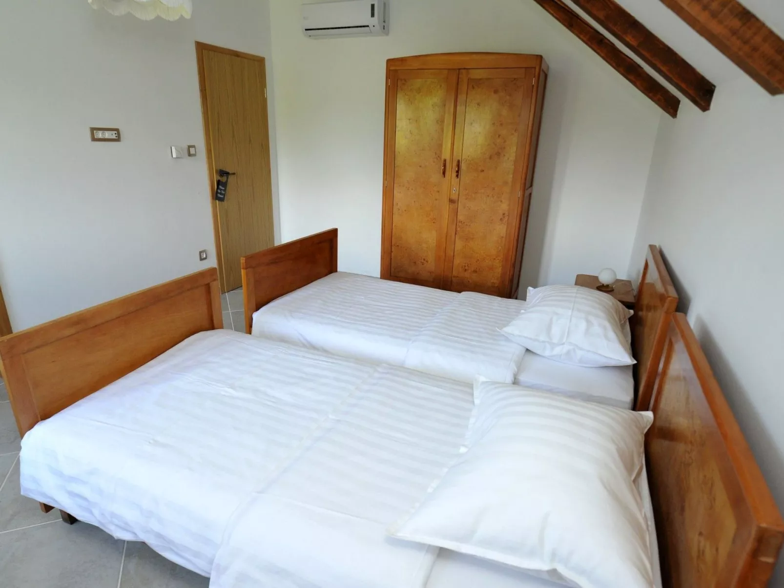 Alleinstehendes Ferienhaus mit Swimmingpool-Binnen