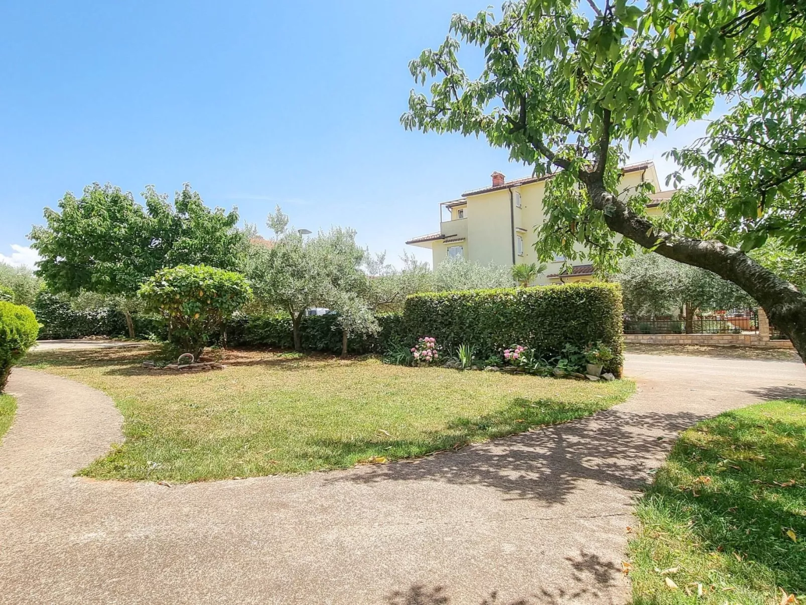 "Nina" mit Blick auf das Wasser-Buiten