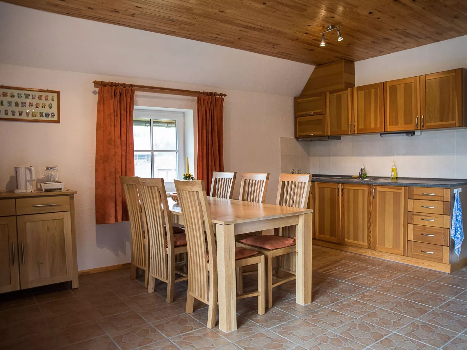 Fuchsbau in Waldnähe-Image-tags.info