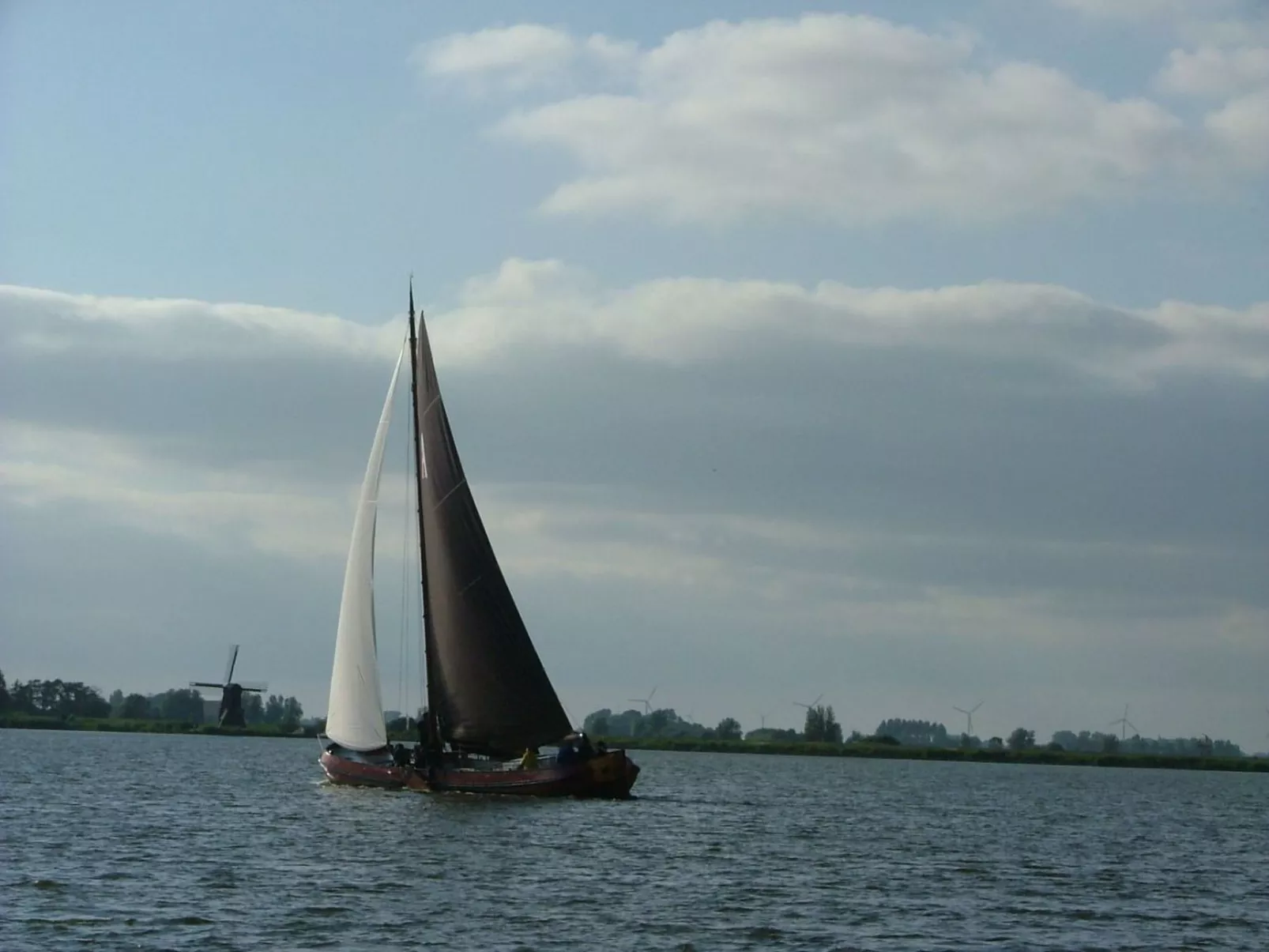 Boot "De Frijheit" mit Blick auf das Wasser-Buiten
