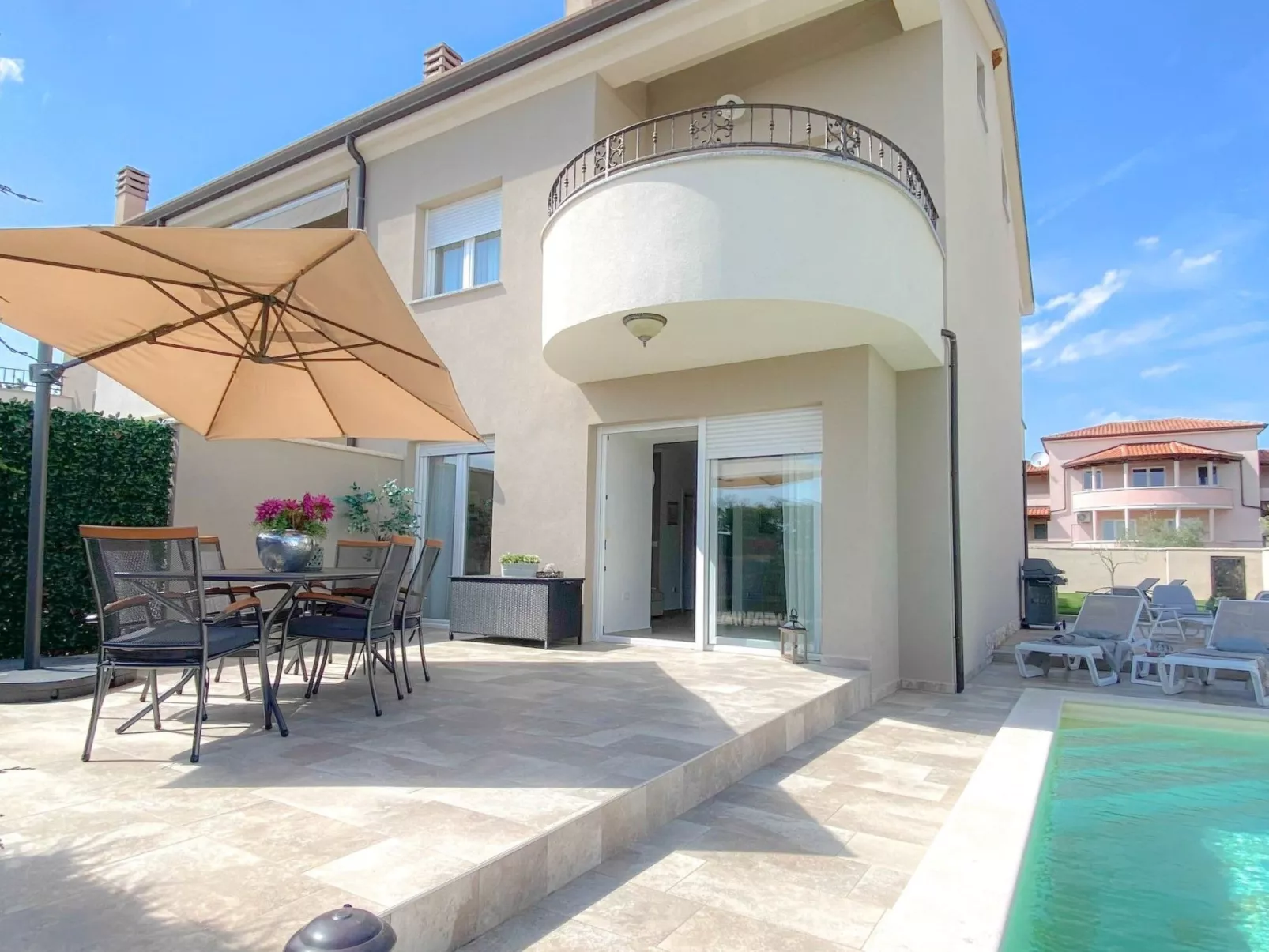 "Hanna" mit privatem Pool-Buiten