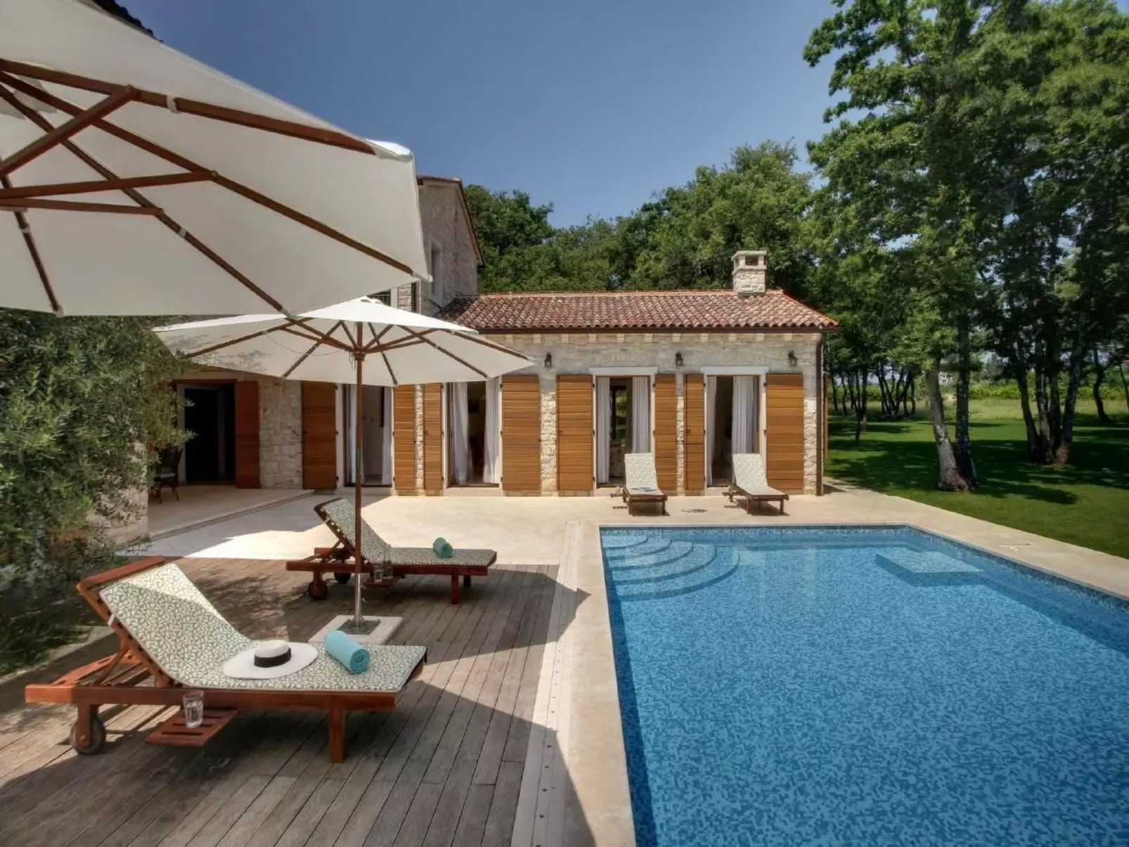 In Karigador mit Terrasse, Whirlpool und Garten-Buiten