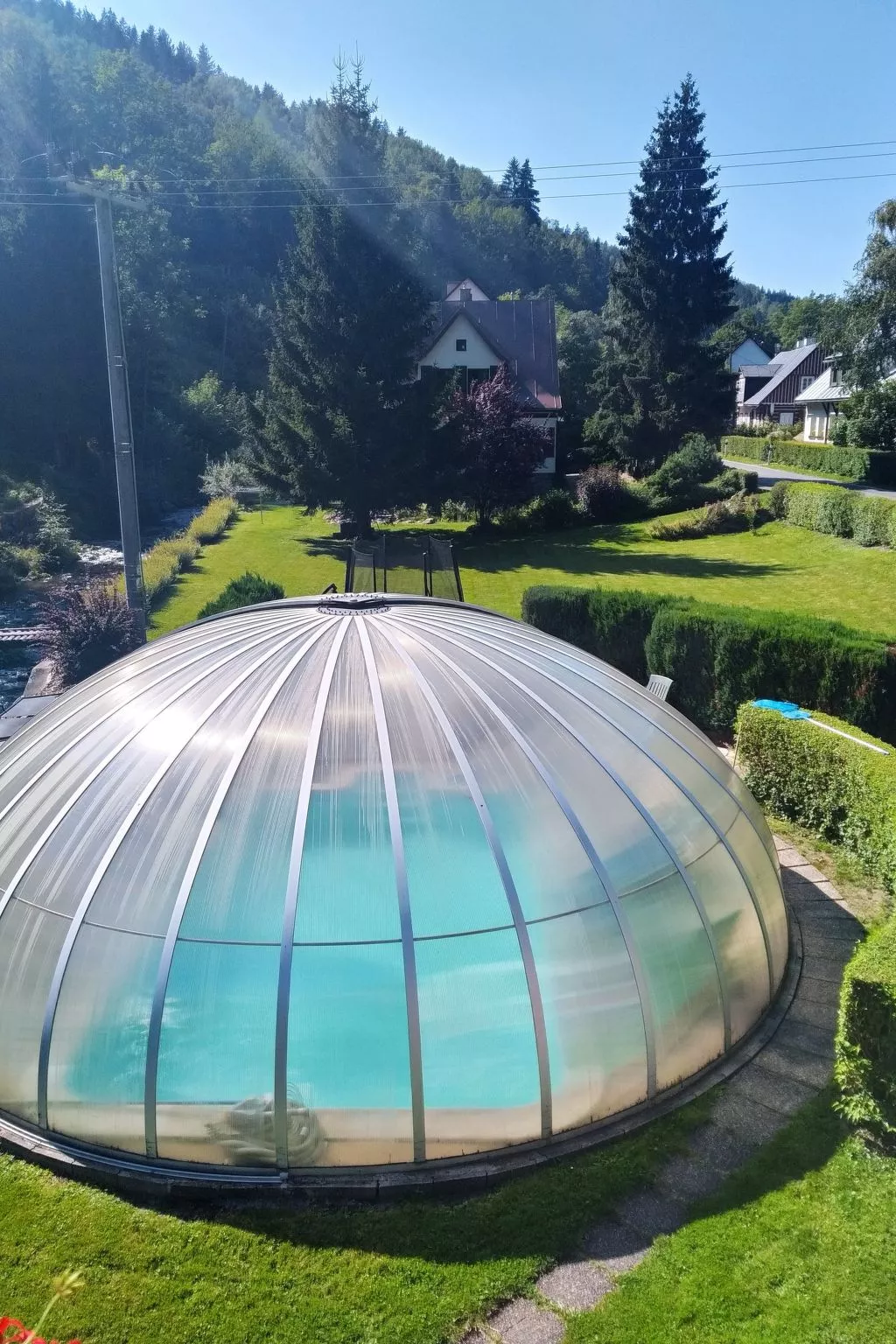 Mit solarbeheiztem Außenpool und Sauna-Binnen