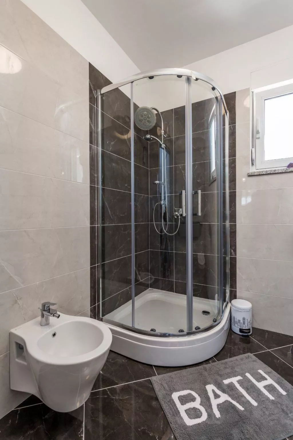 Schönes Haus für 8 Personen mit großem Schwimmbad-Binnen