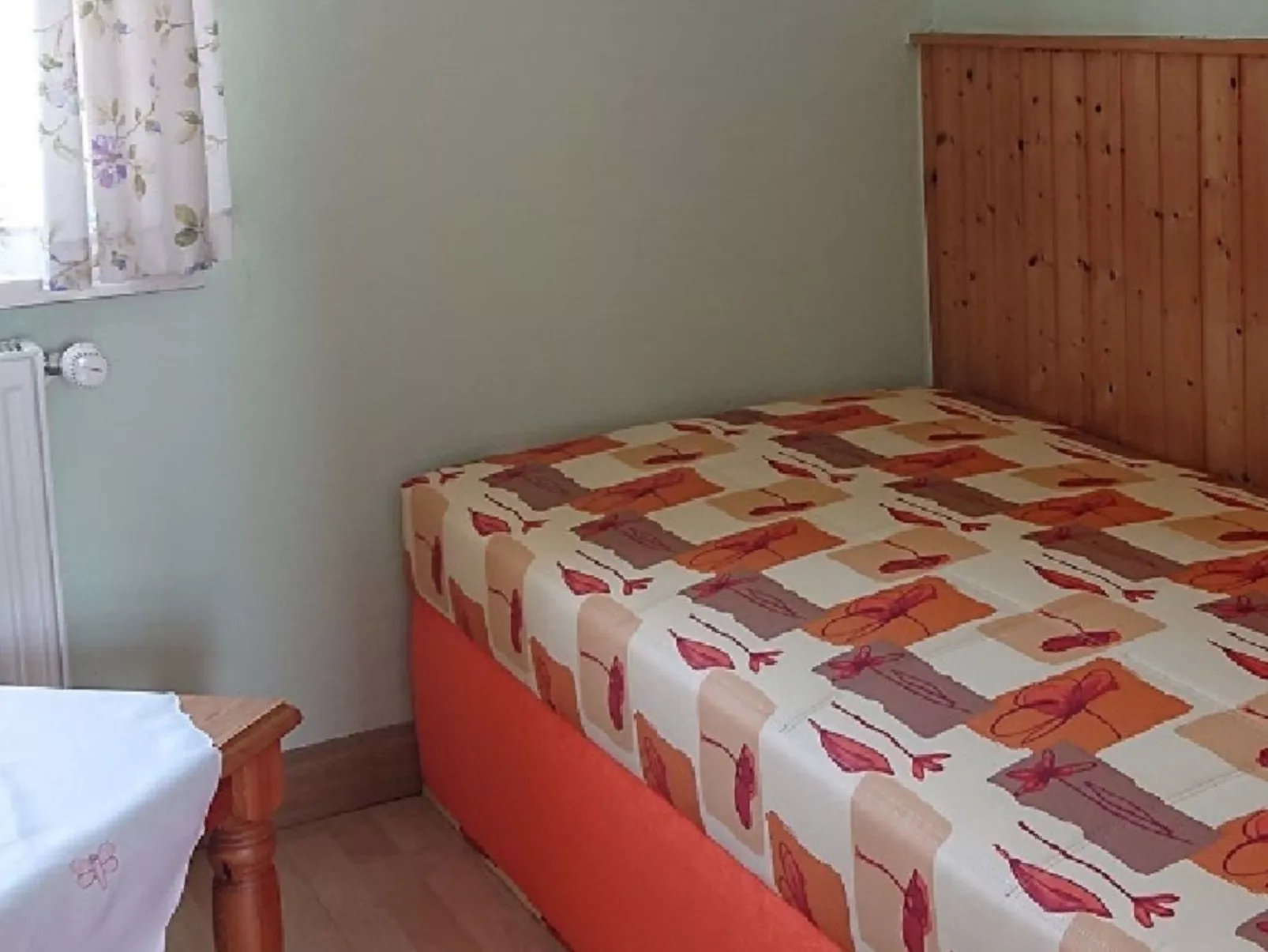 Mit Garten, Weinlaube und Aussenpool-Binnen