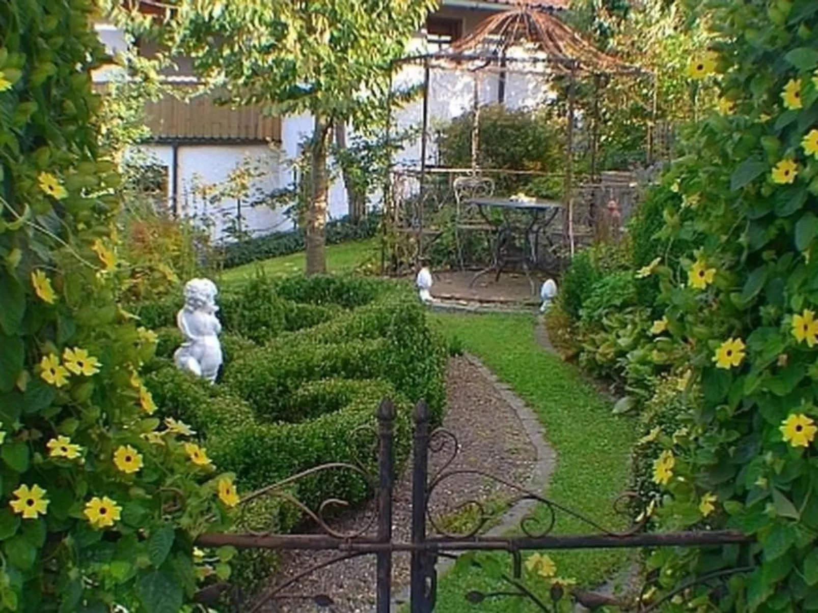 Gemütliche Ferienwohnung in Weiherhäuser mit Garten und Terrasse-Buiten