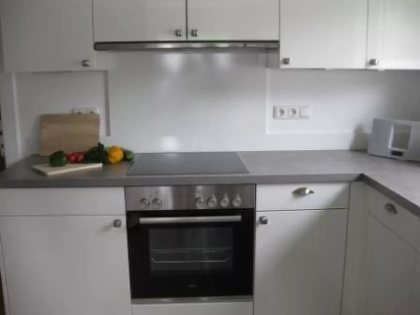 Mit Garten und Parkplatz-Binnen