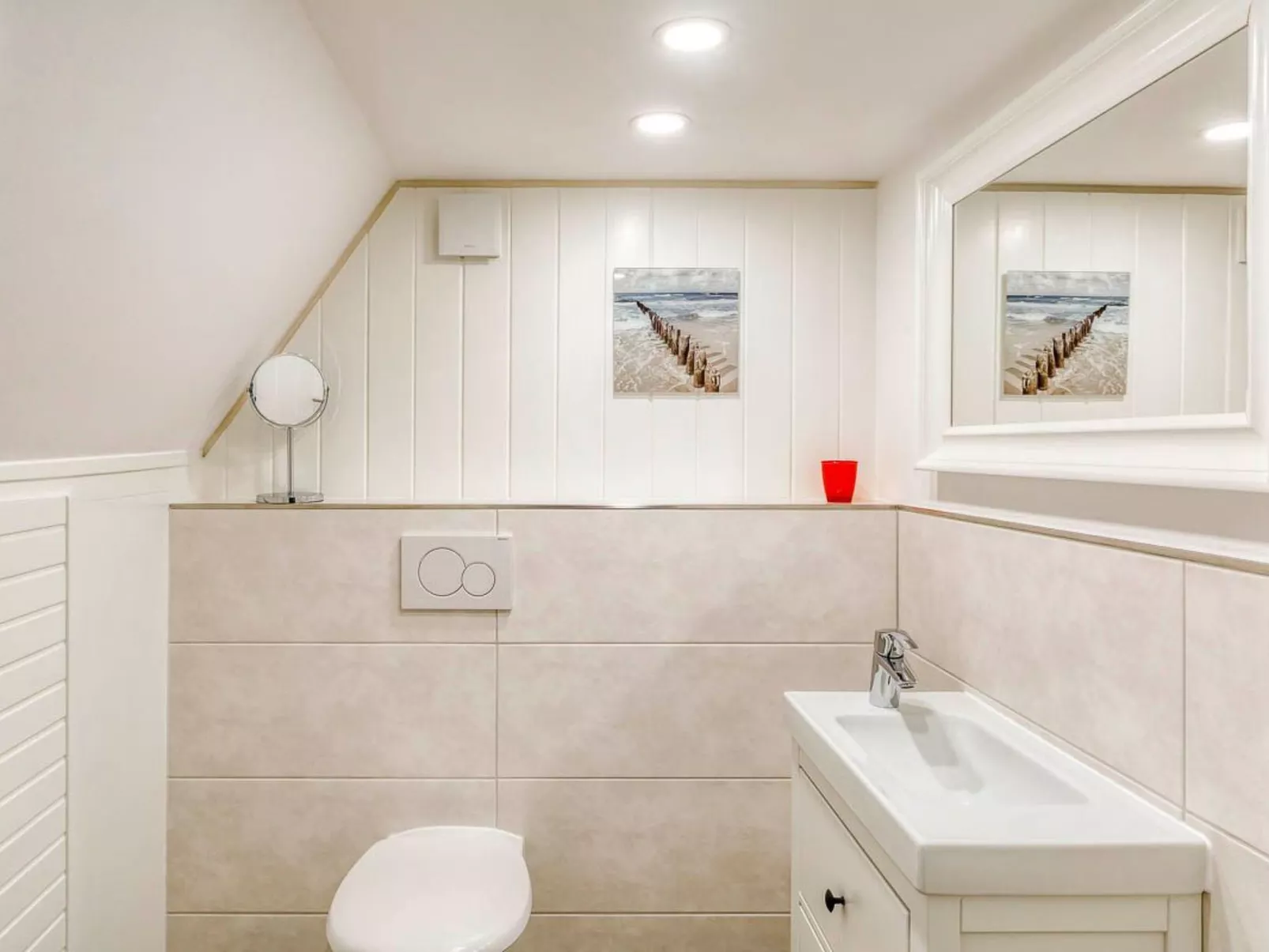 Reetdachhaus inmitten von Wiesen und Feldern-Binnen