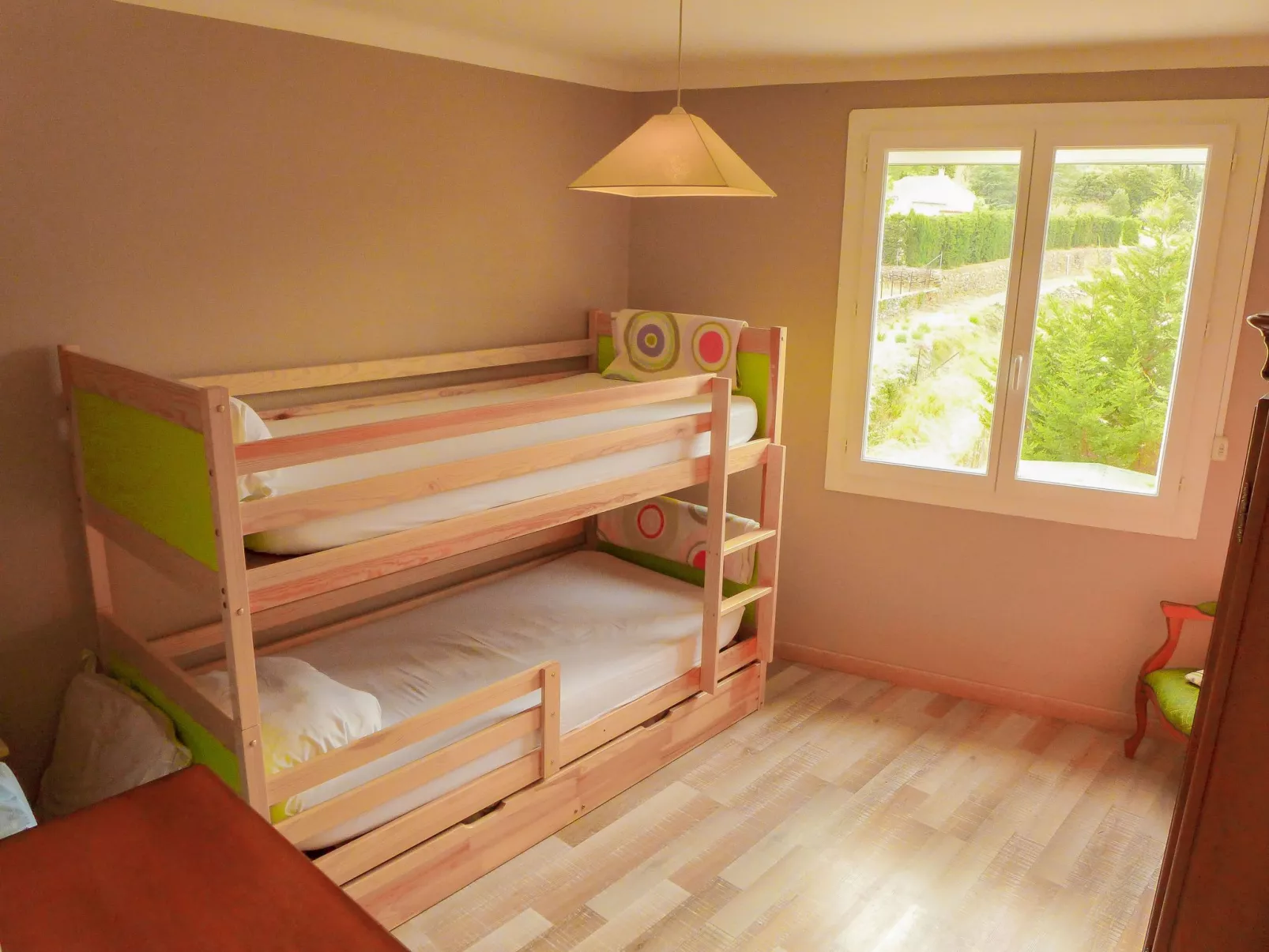 Schönes Ferienhaus mit Pool-Binnen